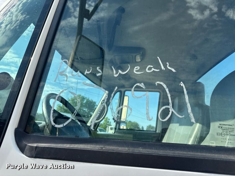 image for item DV4239 2007 International DuraStar 4300 truck cab and chassis