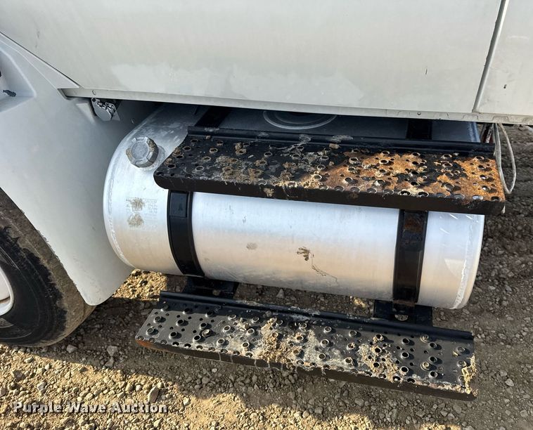 image for item DV4239 2007 International DuraStar 4300 truck cab and chassis