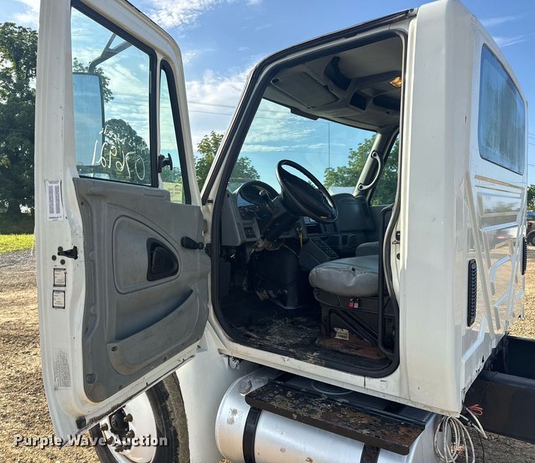 image for item DV4239 2007 International DuraStar 4300 truck cab and chassis