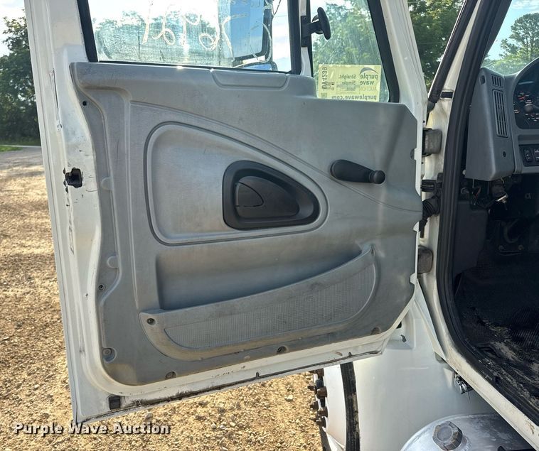 image for item DV4239 2007 International DuraStar 4300 truck cab and chassis