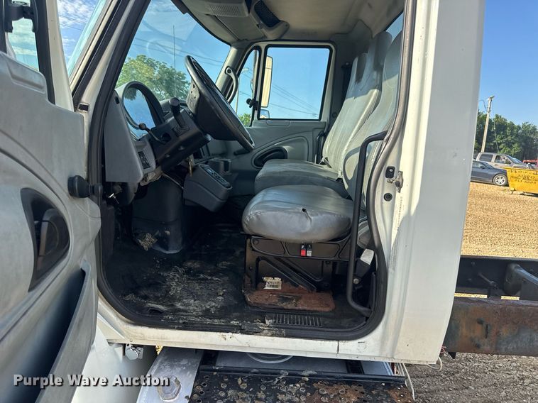 image for item DV4239 2007 International DuraStar 4300 truck cab and chassis