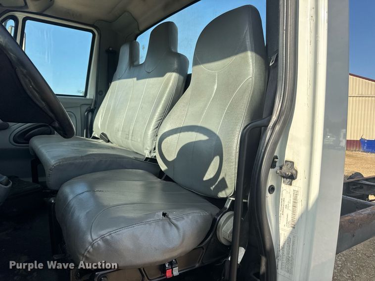 image for item DV4239 2007 International DuraStar 4300 truck cab and chassis