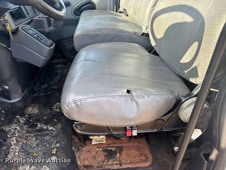 image for item DV4239 2007 International DuraStar 4300 truck cab and chassis