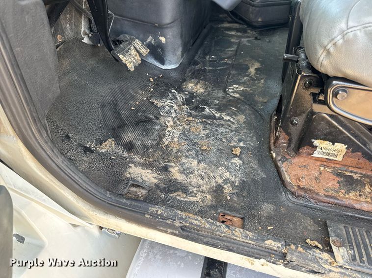 image for item DV4239 2007 International DuraStar 4300 truck cab and chassis