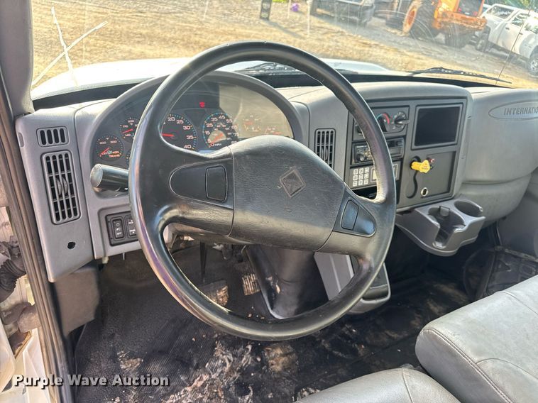 image for item DV4239 2007 International DuraStar 4300 truck cab and chassis