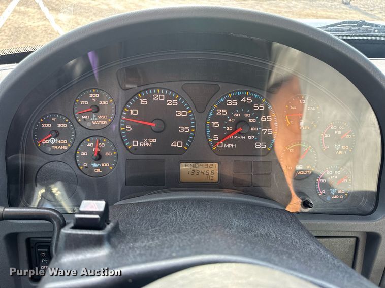 image for item DV4239 2007 International DuraStar 4300 truck cab and chassis