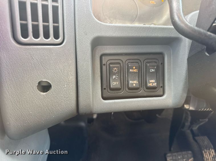 image for item DV4239 2007 International DuraStar 4300 truck cab and chassis