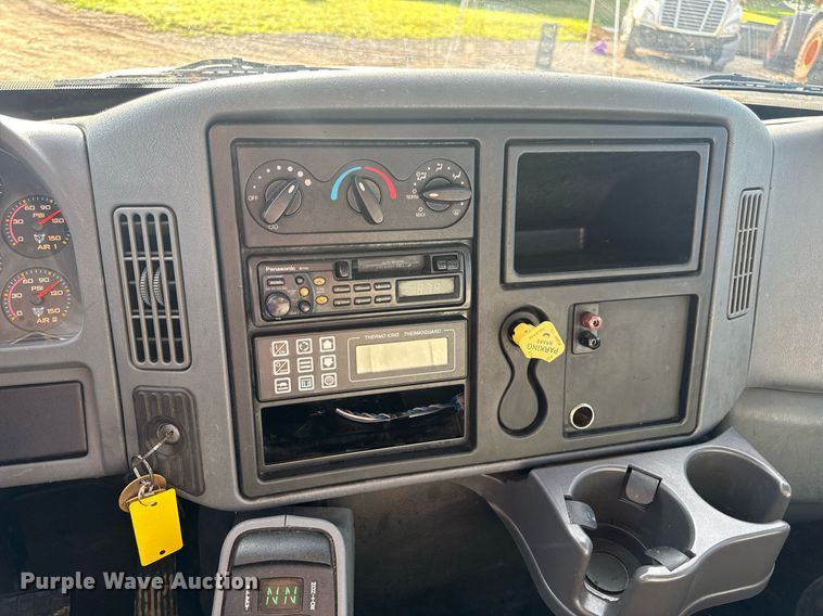 image for item DV4239 2007 International DuraStar 4300 truck cab and chassis