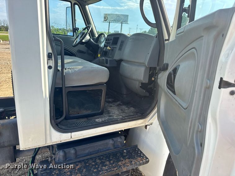 image for item DV4239 2007 International DuraStar 4300 truck cab and chassis