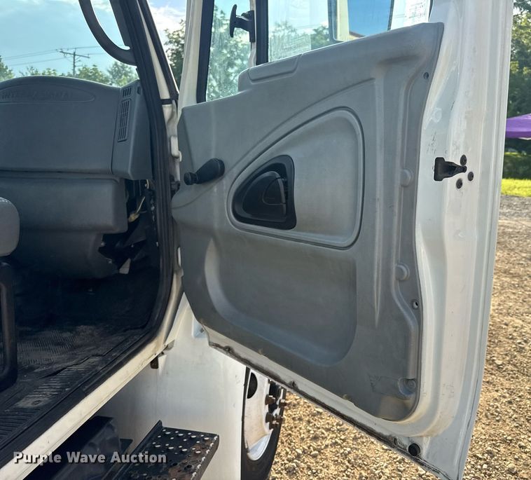 image for item DV4239 2007 International DuraStar 4300 truck cab and chassis