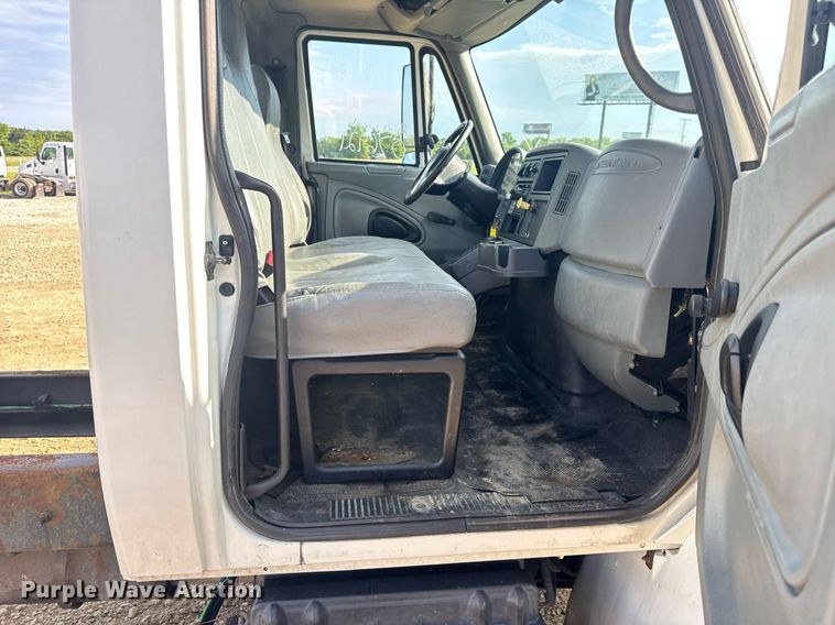 image for item DV4239 2007 International DuraStar 4300 truck cab and chassis