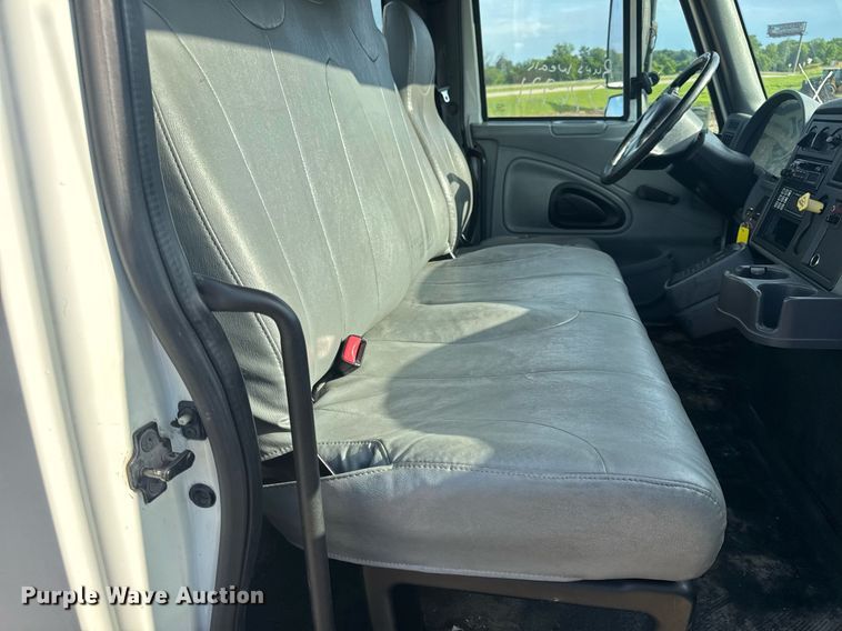 image for item DV4239 2007 International DuraStar 4300 truck cab and chassis