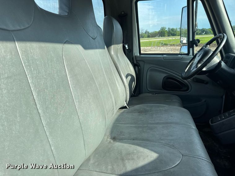 image for item DV4239 2007 International DuraStar 4300 truck cab and chassis