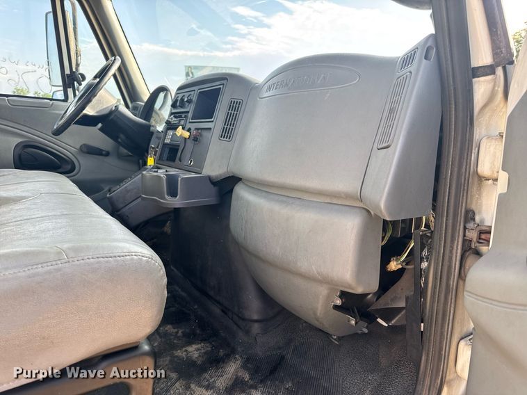 image for item DV4239 2007 International DuraStar 4300 truck cab and chassis