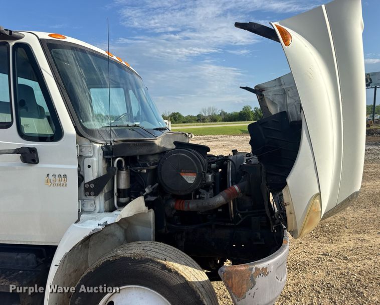 image for item DV4239 2007 International DuraStar 4300 truck cab and chassis