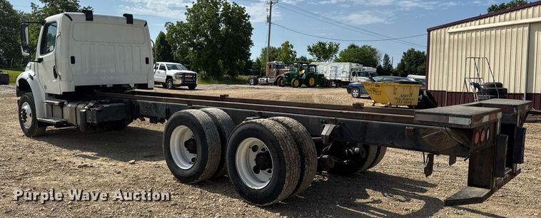 image for item DV4240 2013 Freightliner Business Class M2 106 truck cab and chassis