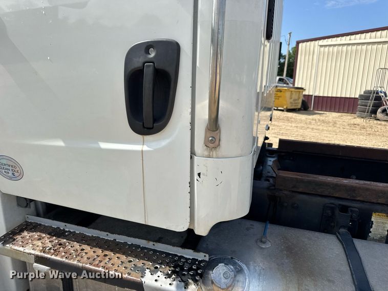 image for item DV4240 2013 Freightliner Business Class M2 106 truck cab and chassis
