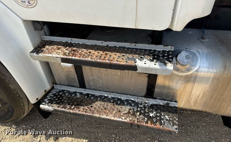 image for item DV4240 2013 Freightliner Business Class M2 106 truck cab and chassis