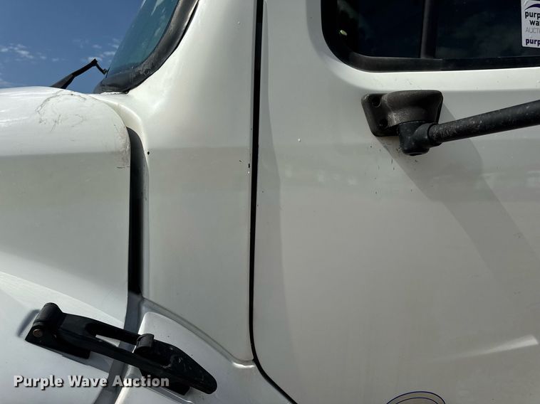 image for item DV4240 2013 Freightliner Business Class M2 106 truck cab and chassis