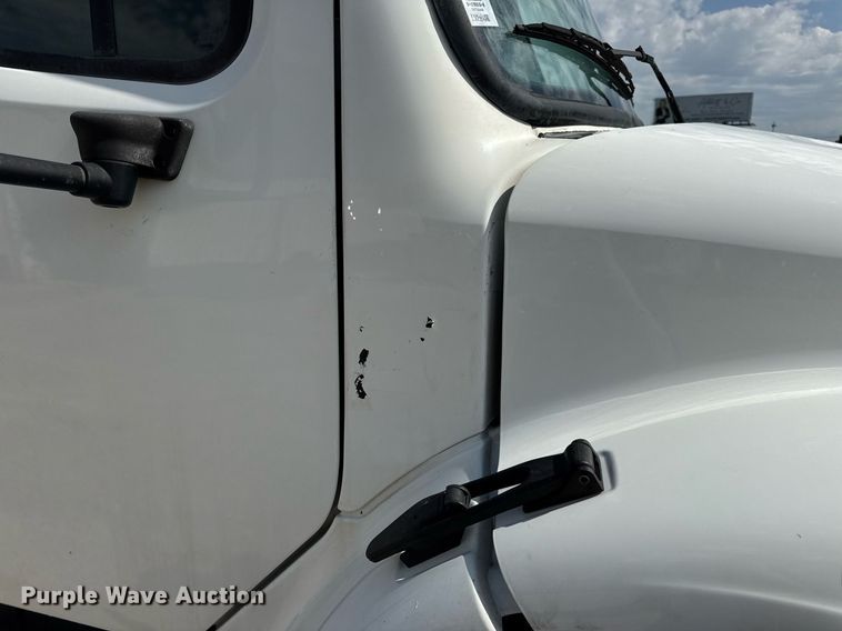 image for item DV4240 2013 Freightliner Business Class M2 106 truck cab and chassis