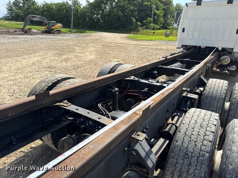 image for item DV4240 2013 Freightliner Business Class M2 106 truck cab and chassis