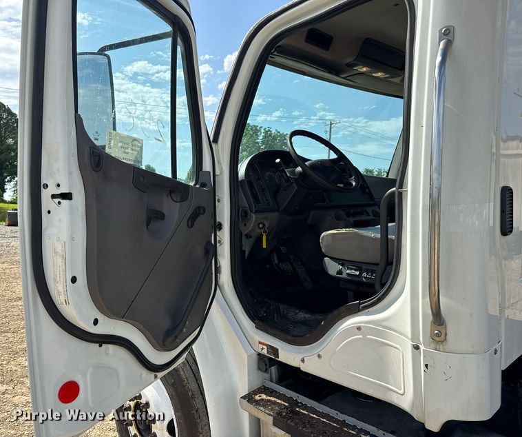 image for item DV4240 2013 Freightliner Business Class M2 106 truck cab and chassis
