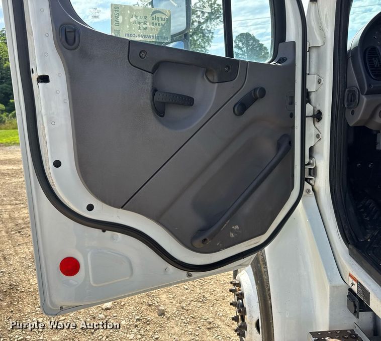 image for item DV4240 2013 Freightliner Business Class M2 106 truck cab and chassis