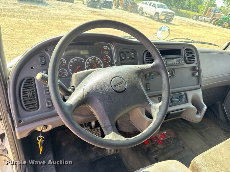 image for item DV4240 2013 Freightliner Business Class M2 106 truck cab and chassis