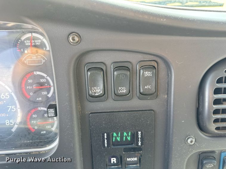 image for item DV4240 2013 Freightliner Business Class M2 106 truck cab and chassis