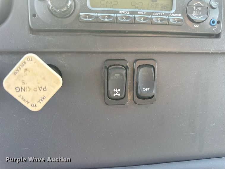 image for item DV4240 2013 Freightliner Business Class M2 106 truck cab and chassis