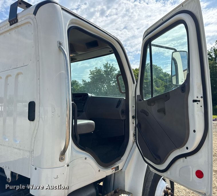 image for item DV4240 2013 Freightliner Business Class M2 106 truck cab and chassis