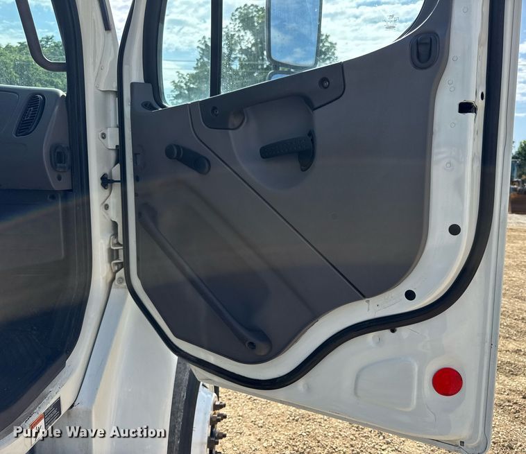 image for item DV4240 2013 Freightliner Business Class M2 106 truck cab and chassis