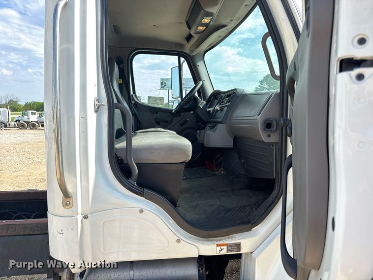 image for item DV4240 2013 Freightliner Business Class M2 106 truck cab and chassis