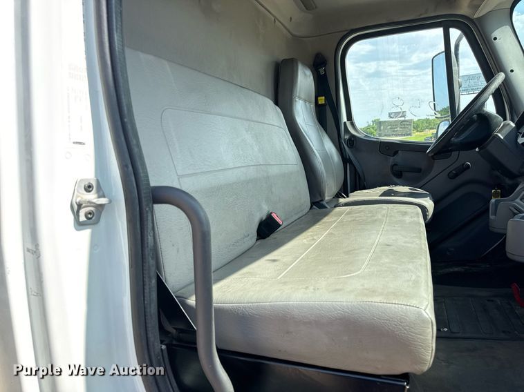 image for item DV4240 2013 Freightliner Business Class M2 106 truck cab and chassis