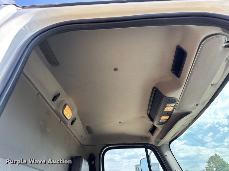 image for item DV4240 2013 Freightliner Business Class M2 106 truck cab and chassis