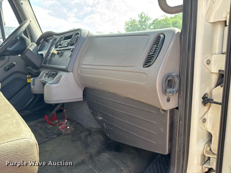 image for item DV4240 2013 Freightliner Business Class M2 106 truck cab and chassis