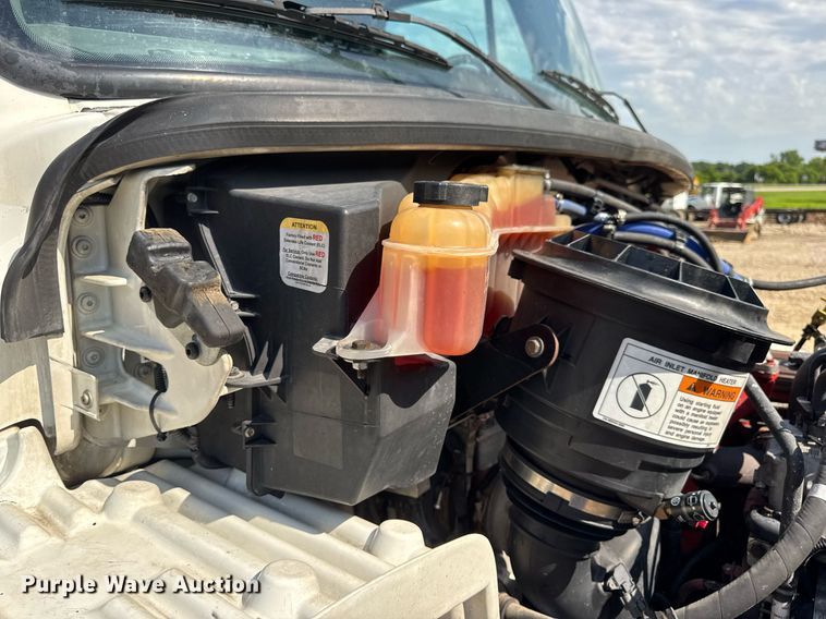 image for item DV4240 2013 Freightliner Business Class M2 106 truck cab and chassis