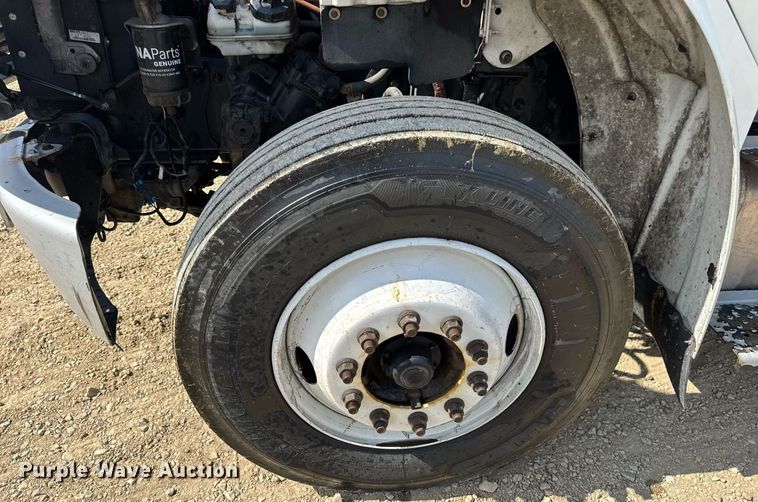 image for item DV4240 2013 Freightliner Business Class M2 106 truck cab and chassis