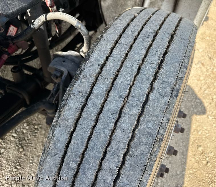 image for item DV4240 2013 Freightliner Business Class M2 106 truck cab and chassis