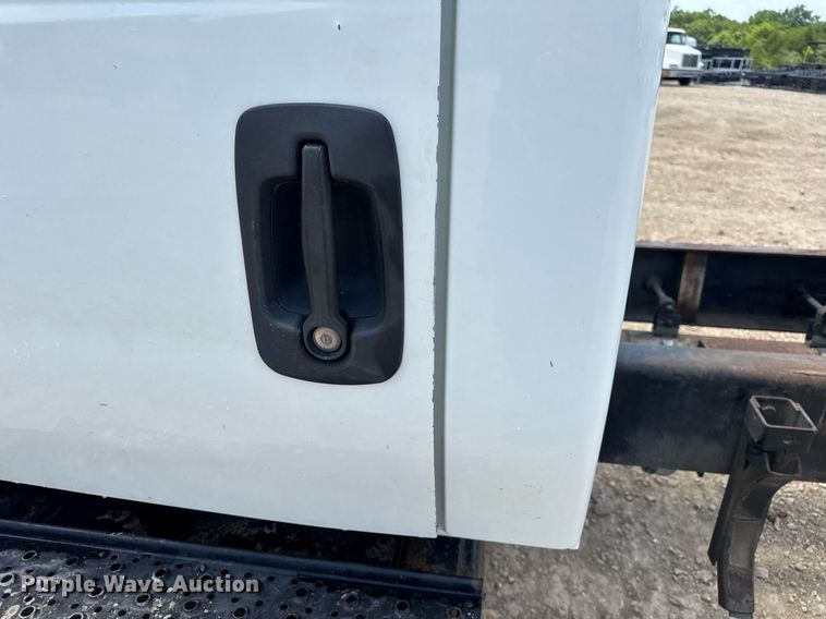 image for item DV4241 2006 International 4300 truck cab and chassis