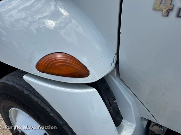 image for item DV4241 2006 International 4300 truck cab and chassis