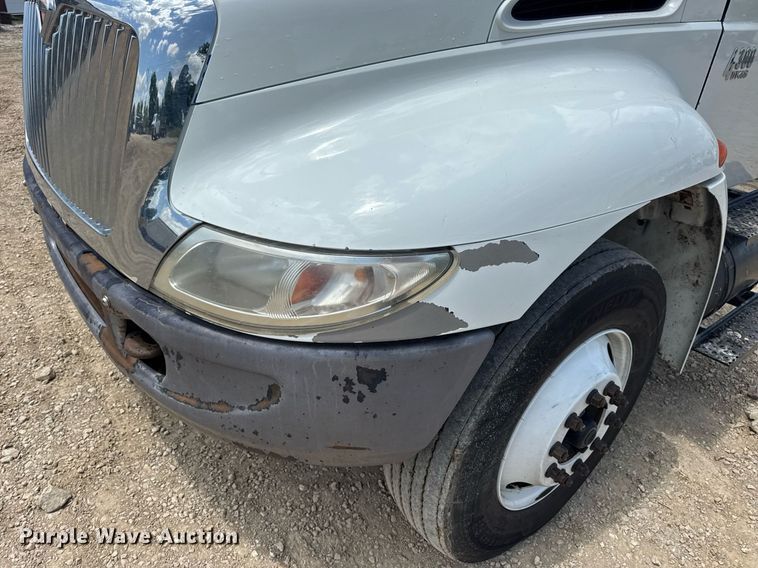 image for item DV4241 2006 International 4300 truck cab and chassis