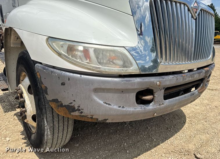 image for item DV4241 2006 International 4300 truck cab and chassis