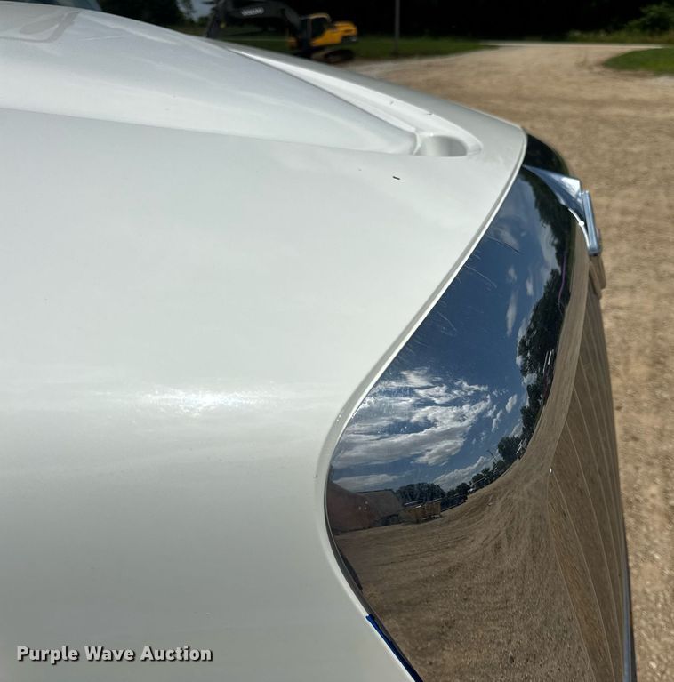 image for item DV4241 2006 International 4300 truck cab and chassis