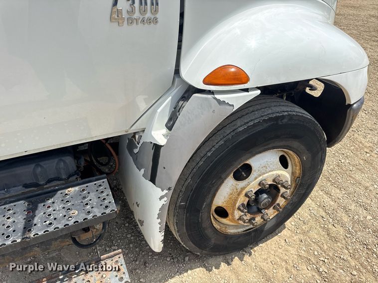 image for item DV4241 2006 International 4300 truck cab and chassis