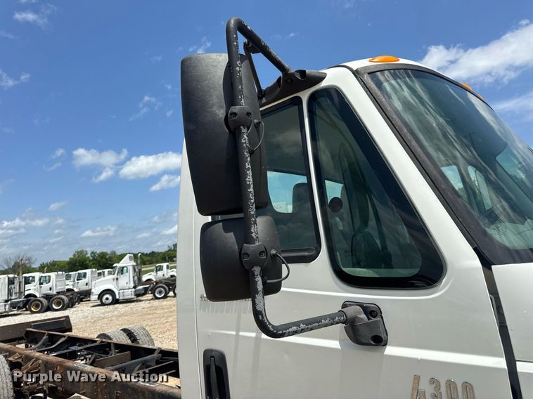 image for item DV4241 2006 International 4300 truck cab and chassis
