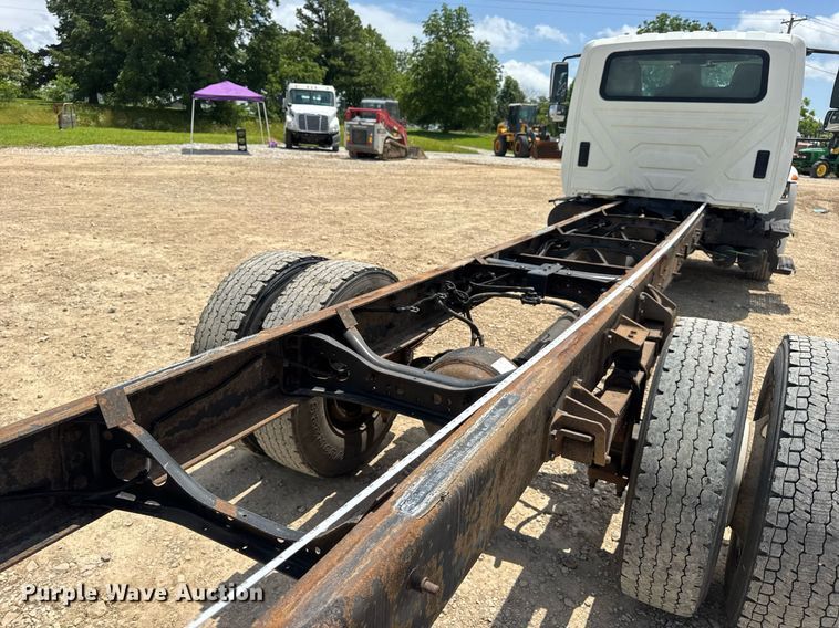 image for item DV4241 2006 International 4300 truck cab and chassis