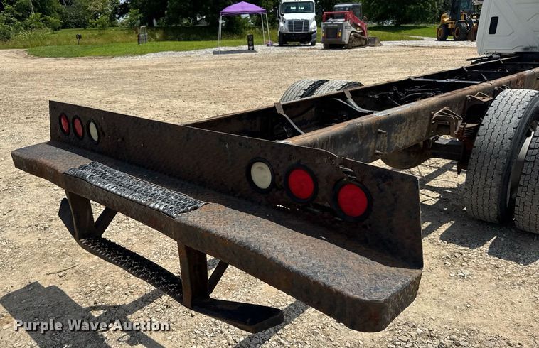 image for item DV4241 2006 International 4300 truck cab and chassis