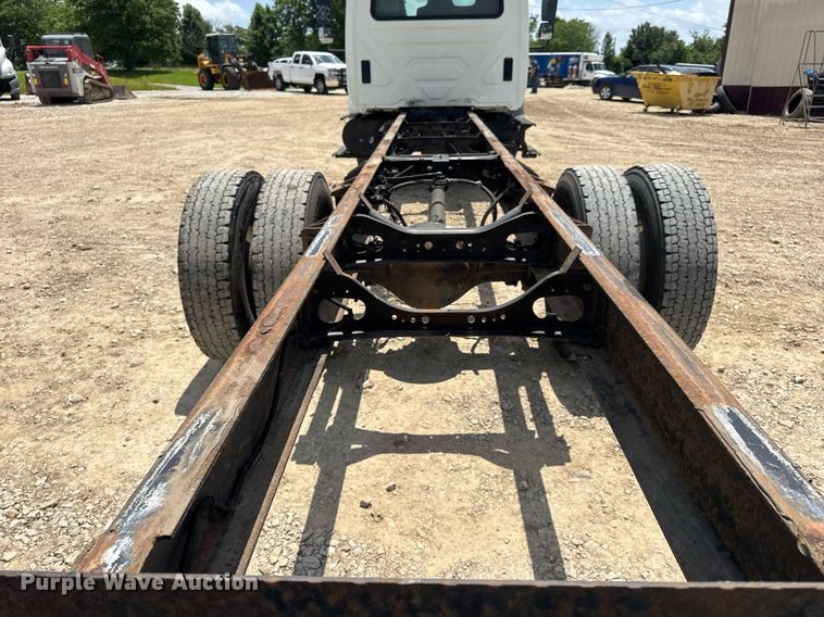 image for item DV4241 2006 International 4300 truck cab and chassis