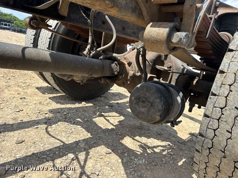 image for item DV4241 2006 International 4300 truck cab and chassis